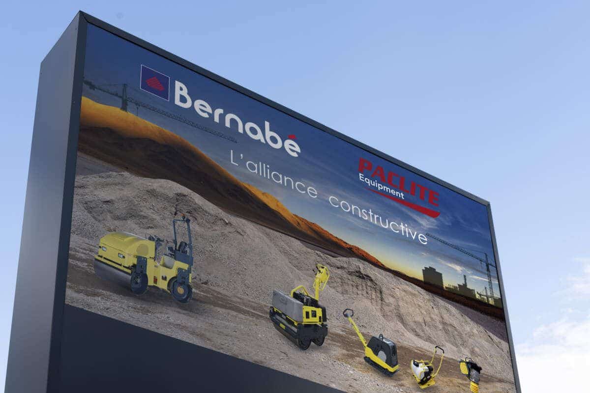Création du panneau publicitaire Bernabe - Paclite à Abidjan.